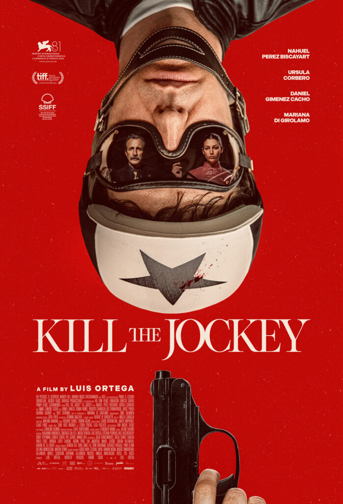 Movie poster de El Jokey, donde se ve el protagonista en el extremo de arriba, girado, con los reflejos de dos personajes más en las gafas de jokey y en el extremo opuesto se ve un arma apuntándole a la cabeza.