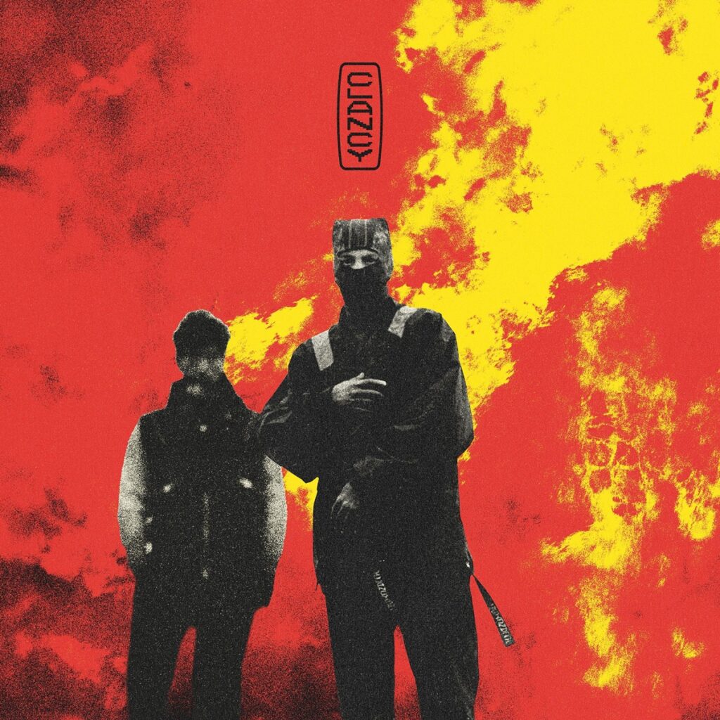 imagen del disco Clancy de twenty one pilots, donde se ve Tay y Josh en sus trajes de su Lore, con ellos en una imagen blanco y negro granulada, sobre un fondo rojo y amarillo, simulando un incendio.